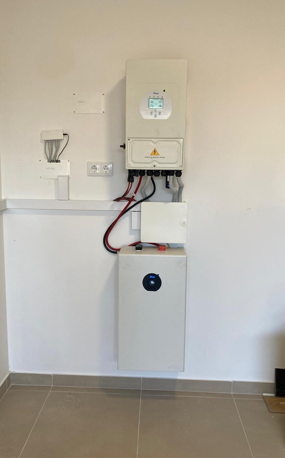 Inversor e bateria num sistema residencial de autoconsumo fotovoltaico