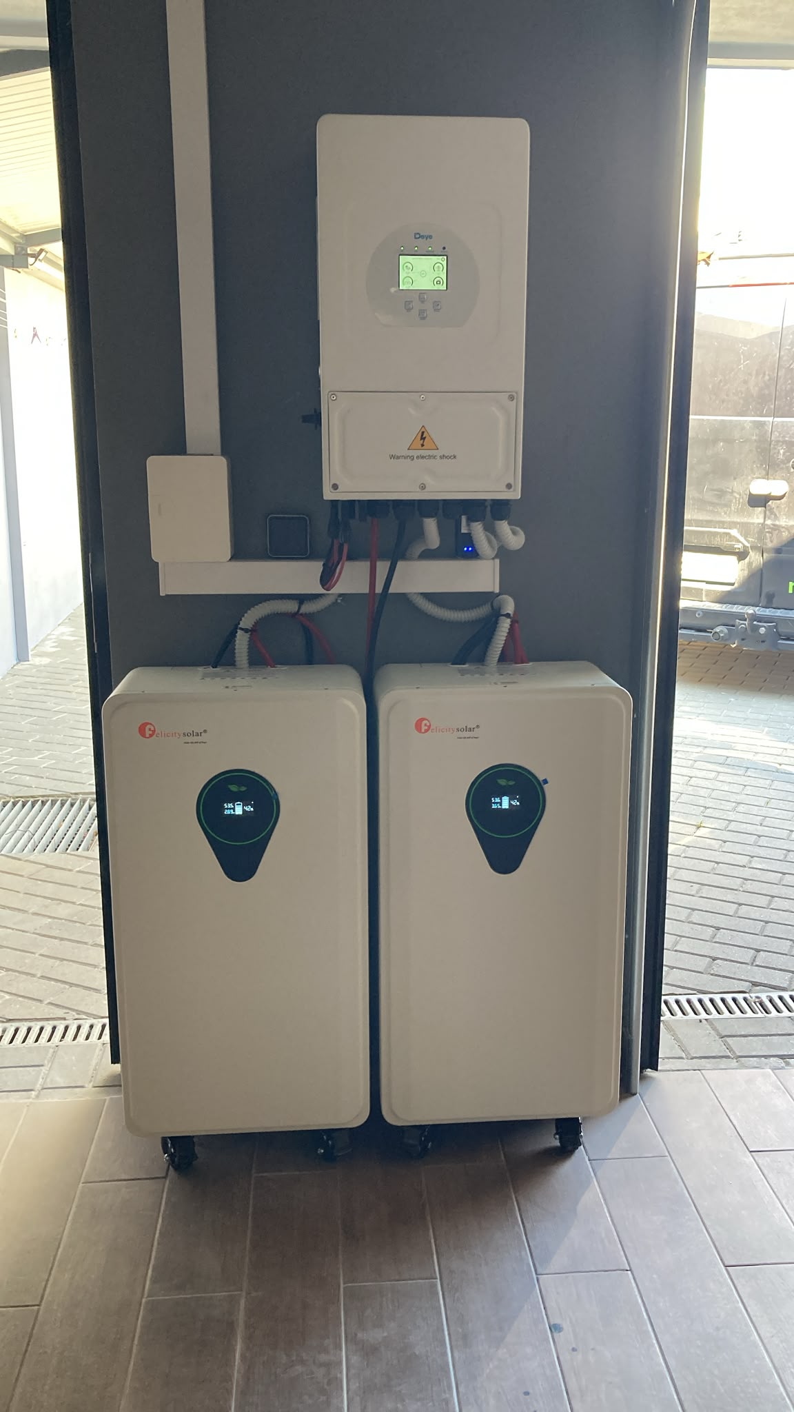 Baterias de armazenamento de energia solar ligadas a um inversor para autoconsumo